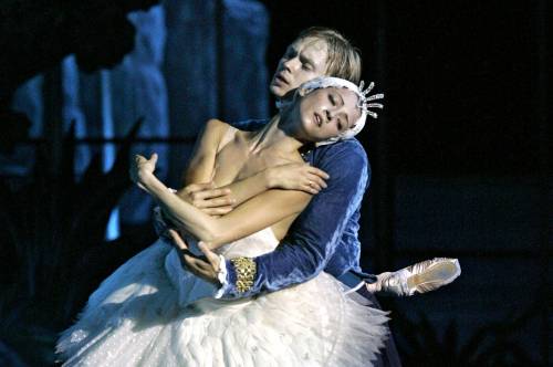 Maledizione sul Bolshoi: dopo il direttore sfregiato ballerina fugge all'estero