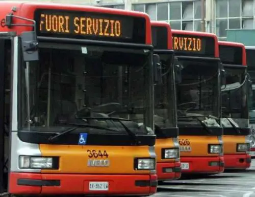 Trasporti, venerdì nero: fermi mezzi pubblici, aeroporti e naviganti