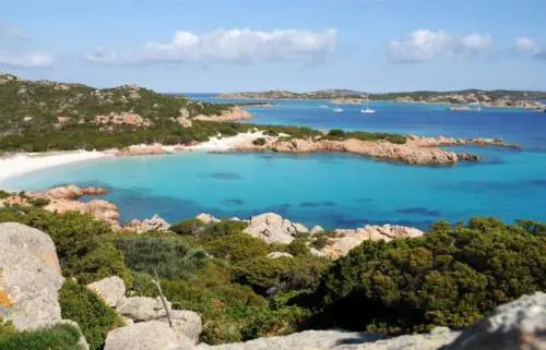 Tragedia in Sardegna. Madre si butta in mare con i due figli piccoli