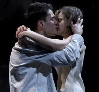 Amore-morte all'Elfo, torna in scena l'eterno dramma di Romeo e Giulietta