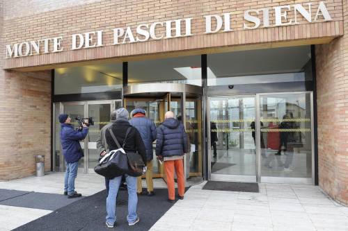 Giornalisti e fotografi davanti alla sede della Banca Monte dei Paschi di Siena