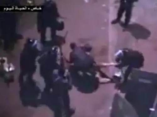 Video choc scuote l'Egitto Uomo denudato e malmenato dalle forze dell'ordine
