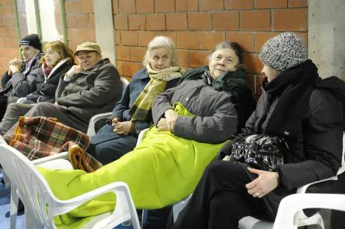 Abitanti di Castelnuovo di Garfagnana all'interno del Palazzetto dello sport