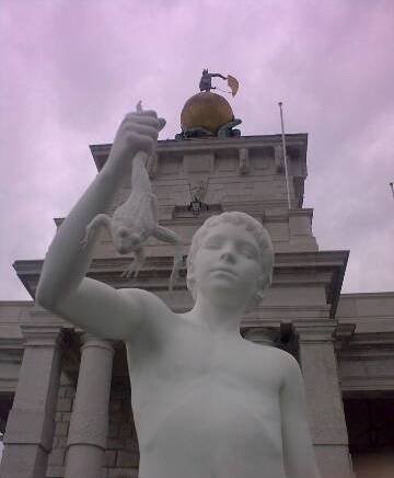 La statua ''Ragazzo con la rana'' dell'artista Charles Ray