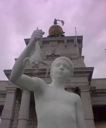 La statua ''Ragazzo con la rana'' dell'artista Charles Ray