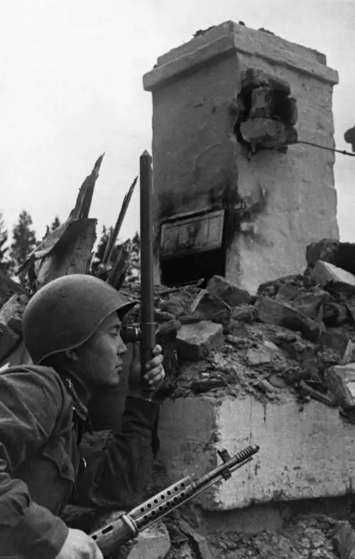 Un fante russo asserragliato nella periferia di Leningrado