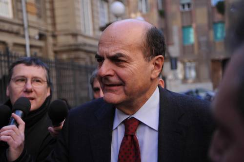 Pier Luigi Bersani durante un'iniziativa elettorale a La Spezia