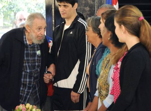 Cuba, Fidel Castro ricompare in pubblico dopo quattro mesi