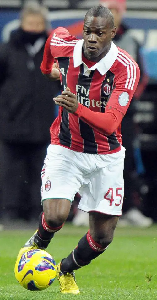 Linate, Balotelli in divieto di sosta: multato