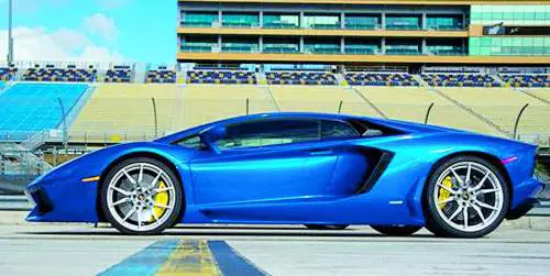 Aventador va più forte di un Boeing