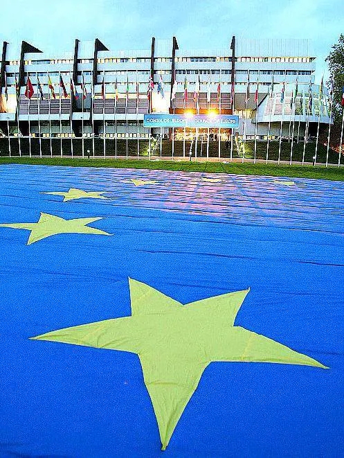 Troppi euroscettici L'Europa finanzia un pool per oscurarli