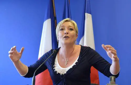 Marine Le Pen a Grillo: "Incontramioci per uscire insieme dall'euro"