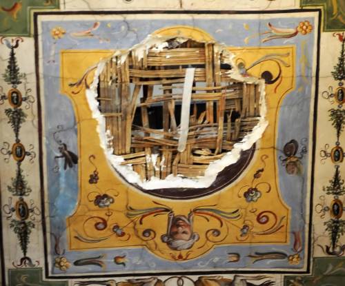 Un pezzo dell'affresco del '500 che si è staccato dal soffitto di un corridoio alla Galleria degli Uffizi