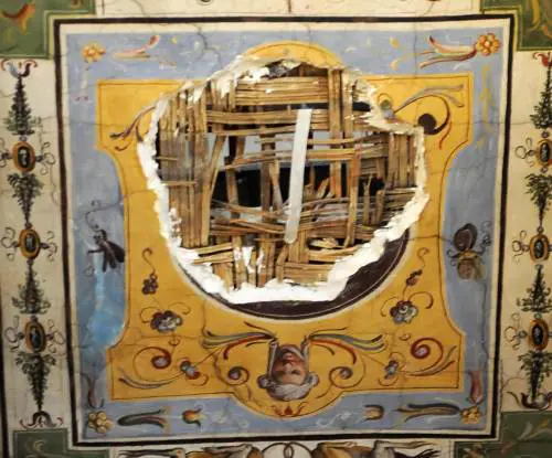 Un pezzo dell'affresco del '500 che si è staccato dal soffitto di un corridoio alla Galleria degli Uffizi