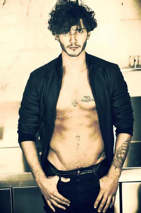 I sexy addominali di Stefano De Martino