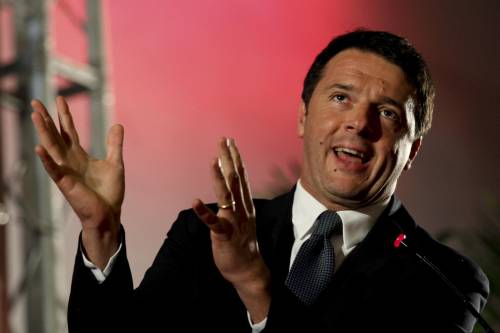 Matteo Renzi durante una manifestazione elettorale al teatro Politeama di Napoli