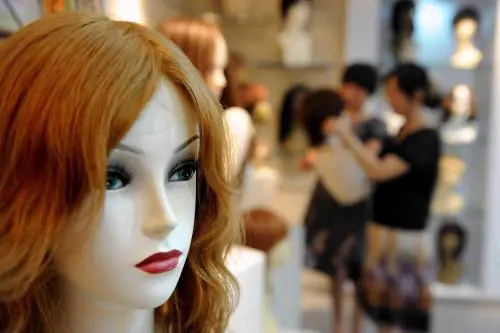 Ecco la terapia delle parrucche: «Aiutano ad affrontare i tumori»