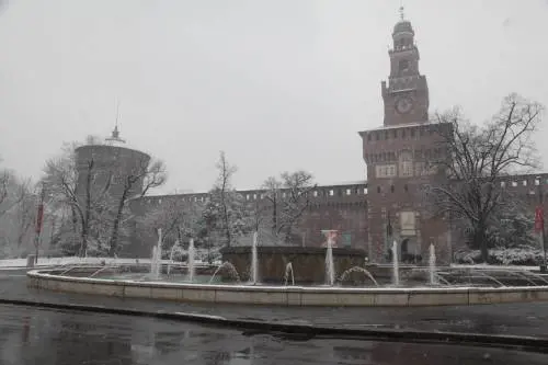È arrivata la "grande nevicata": scuole chiuse, auto ferme, stop ai tir e riduzione dei voli
