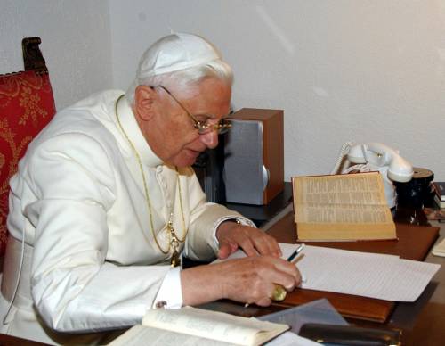 Perché il Papa si è dimesso? Dalle guerre di potere al "dossier segreto"