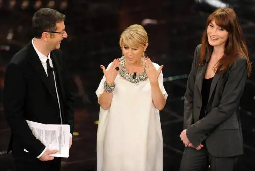 Sanremo, Carla Bruni duetta con Luciana Littizzetto