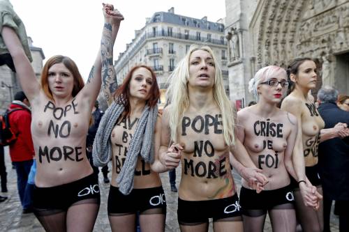 Blitz delle Femen a Notre Dame: la Chiesa le denuncia