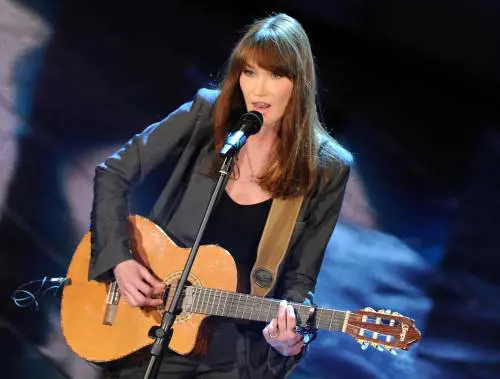 Carla Bruni sul palco dell'Ariston: canta dal vero o in playback?