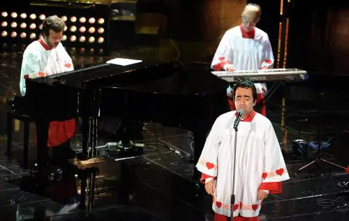 Elio convince: è show. Bene Malika e i Modà, delusione Almamegretta