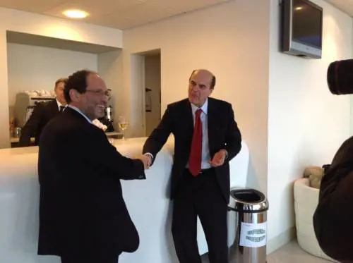 Incontro casuale tra Ingroia e Bersani: i due giocano a chi è più rosso