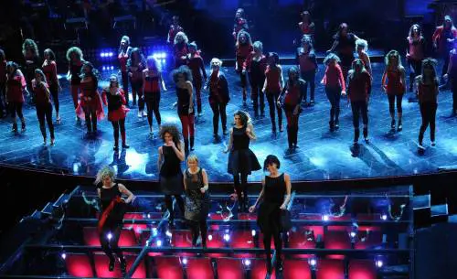 Luciana Littizzetto sul palco del teatro Ariston si aggiunge al flashmob globale contro la violenza sulle donne