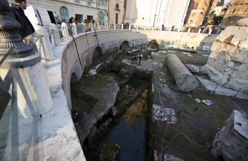 I Vigili del Fuoco ai Fori Imperiali per aspirare l'acqua a seguito della rottura di una condotta