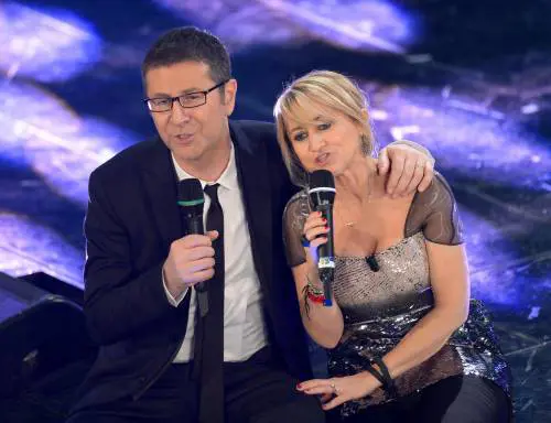 Luciana Littizzetto e Fabio Fazio sul palco del teatro Ariston