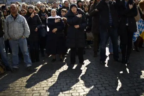 I fedeli abbracciano il Papa
