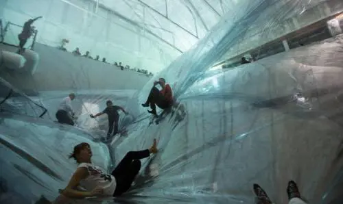 Boom di visitatori per l'arte sospesa di Saraceno all'Hangar Oltre 140mila presenze alla mostra