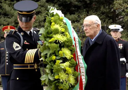 Il presidente della Repubblica Giorgio Napolitano rende omaggio al Milite Ignoto al Cimitero di Arlington