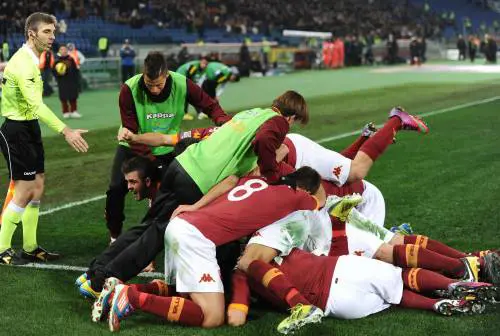 I calciatori della Roma  festeggiano Francesco Totti dopo il gol