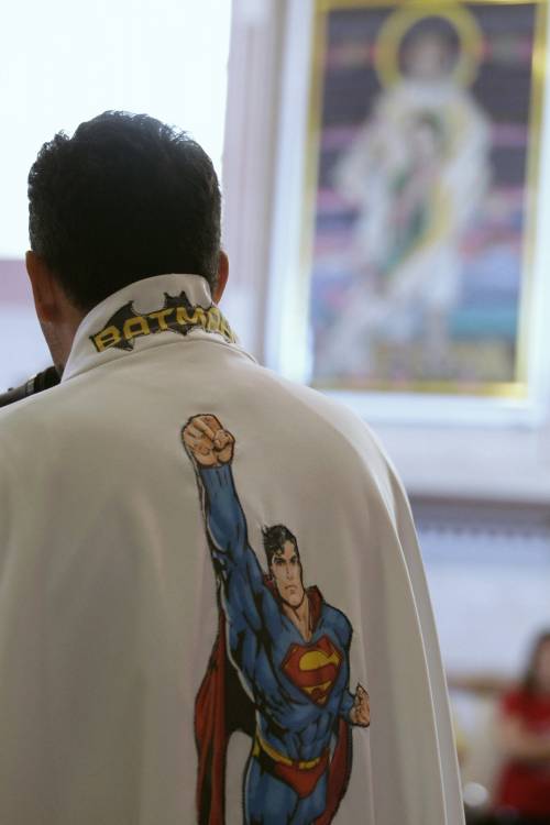 In Messico il prete superman: "spara" l'acqua sui fedeli