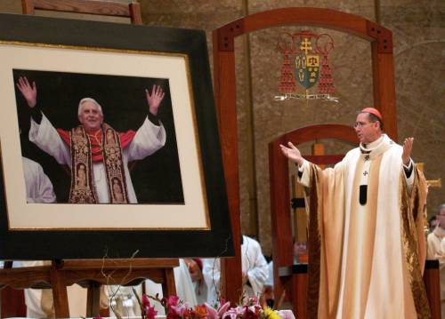 Conclave, scoppia caso Mahony: il cardinale americano è accusato di aver coperto i preti pedofili