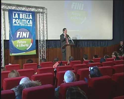 Fini è già nel dimenticatoio Ora parla alle sedie vuote