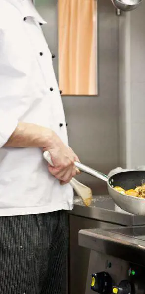 Una notte da chef: sfida al ristorante tra aspiranti cuochi