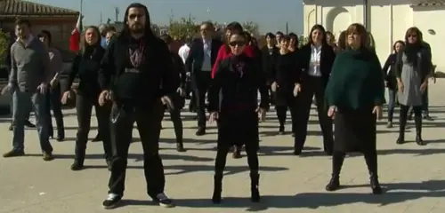 I militanti del Pd imitano gli All Blacks per smacchiare il giaguaro