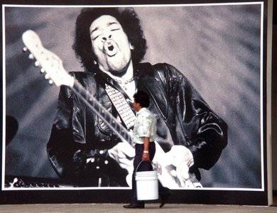 Un altro disco di Hendrix il morto che canta (troppo)