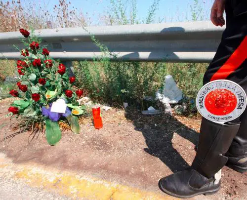 Un mazzo di fiori  sul luogo di un incidente stradale