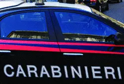 Scavalcano il muro, presi per ladri