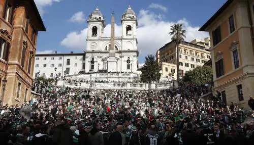 Roma, caccia al tifoso tedesco: tre accoltellati