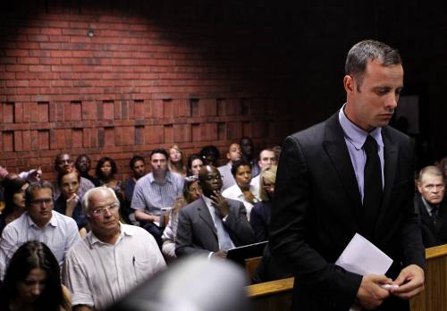 Il detective che accusa Pistorius è accusato di 7 tentati omicidi L'atleta in cella senza letto