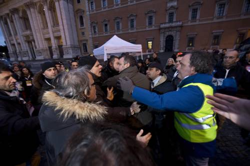 Ecco la democrazia di Grillo: non vuole i giornalisti italiani, li fa entrare la polizia