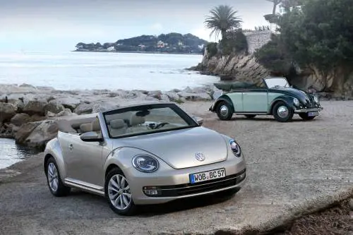 Il nuovo Maggiolino Cabrio e, sullo sfondo, il modello del '52