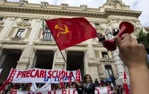 La sinistra eversiva ha scelto: "Votate Cinque stelle"