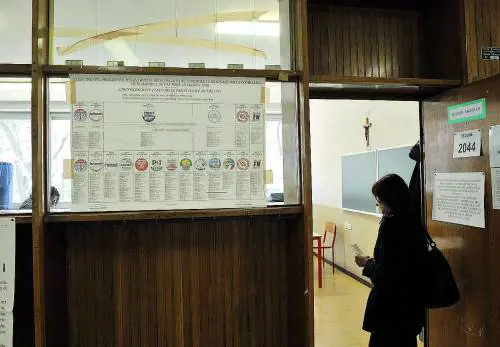 Scuole-seggi chiuse per giorni E i bimbi «piazzati» al campus