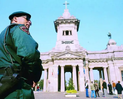 «Via quel prete pedofilo» e il paese scende in piazza